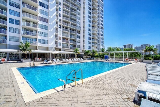 Building Photo - 18051 Biscayne Blvd