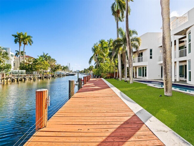 Building Photo - 450 Victoria Terrace