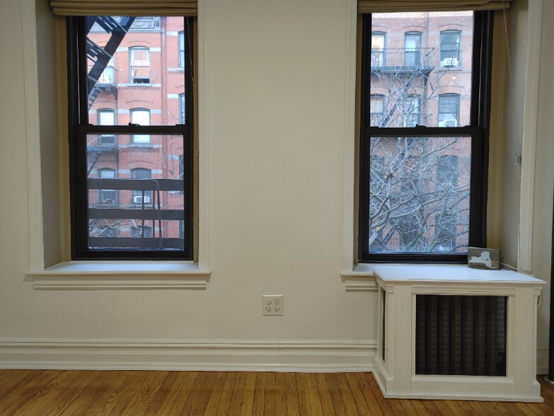 Building Photo - 211 E 88th St