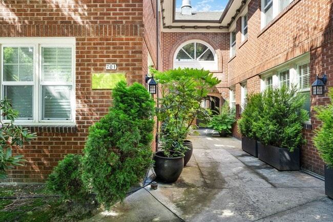 Building Photo - Bright 1 Bed condo in Kerns Neighborhood o...