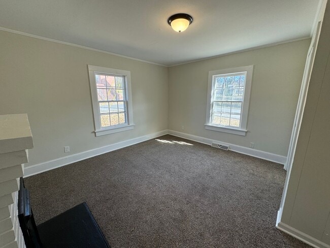 Building Photo - 2 Bedrooms, 1 Bathroom with a Bonus Room -...