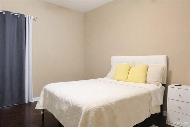 Building Photo - 14 W Daffodil Ave