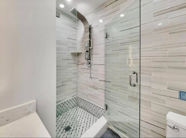 Building Photo - 5940 NE 22nd Ave