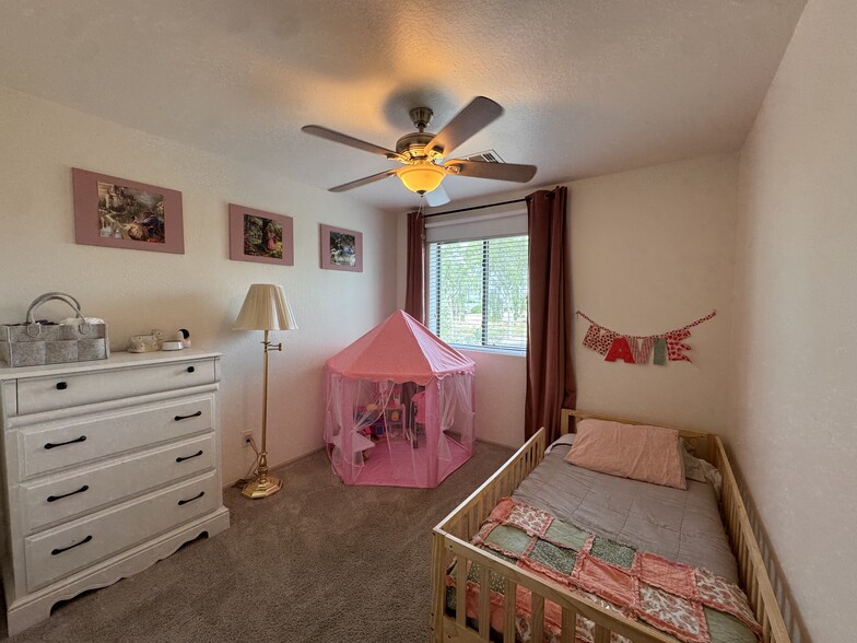 Building Photo - 125 N Sunvalley Blvd