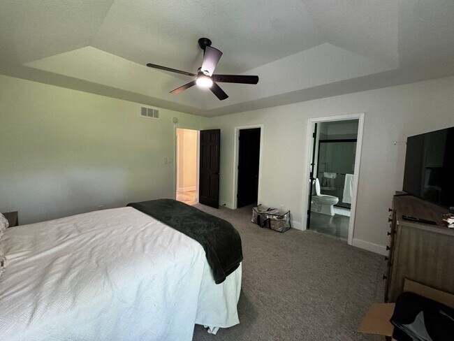 Building Photo - 5 Bed 4 Bath Home fenced yard