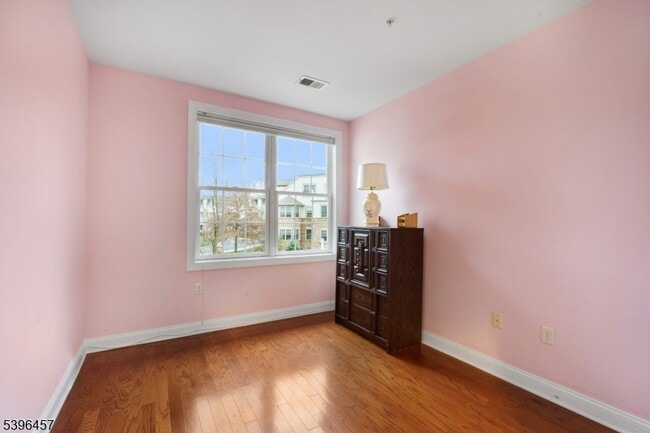 Building Photo - 265 Victoria Dr