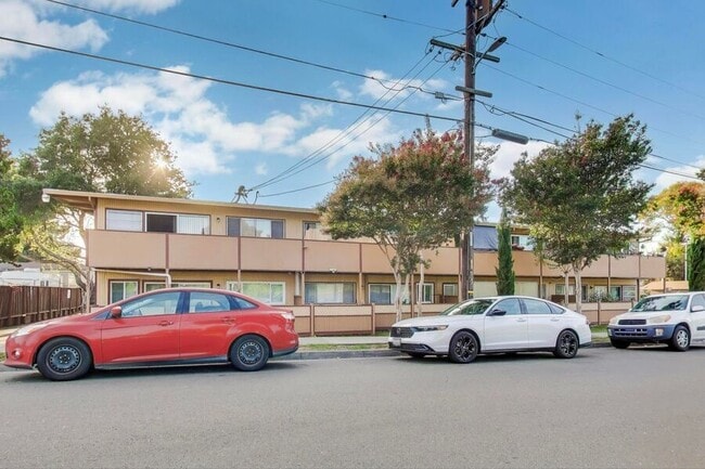 Building Photo - 22555 Linden St