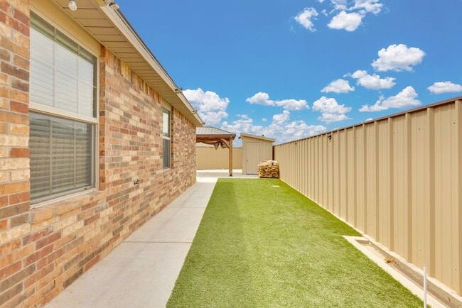 Building Photo - 409 E 97th St