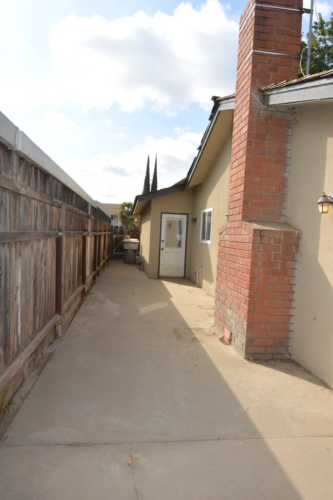 Building Photo - 3 Bedroom 2 Bathroom Home in SW Visalia close to shopping and restaurants!