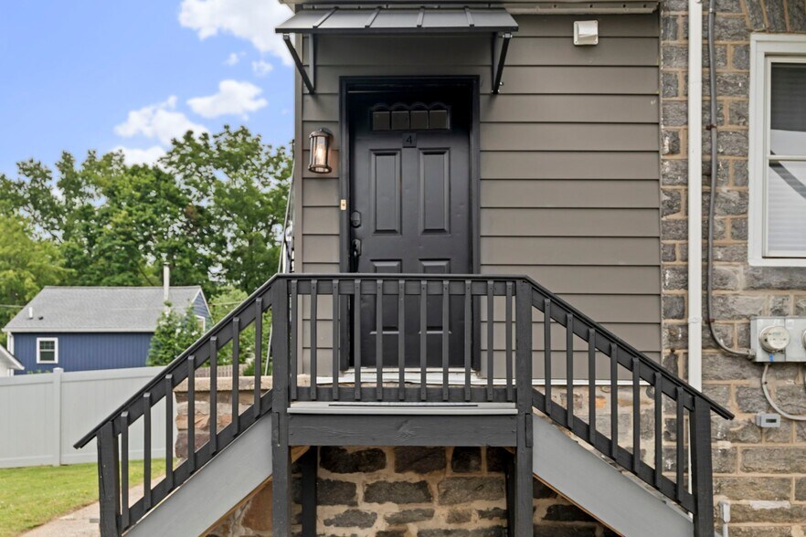Building Photo - 660 Loraine St