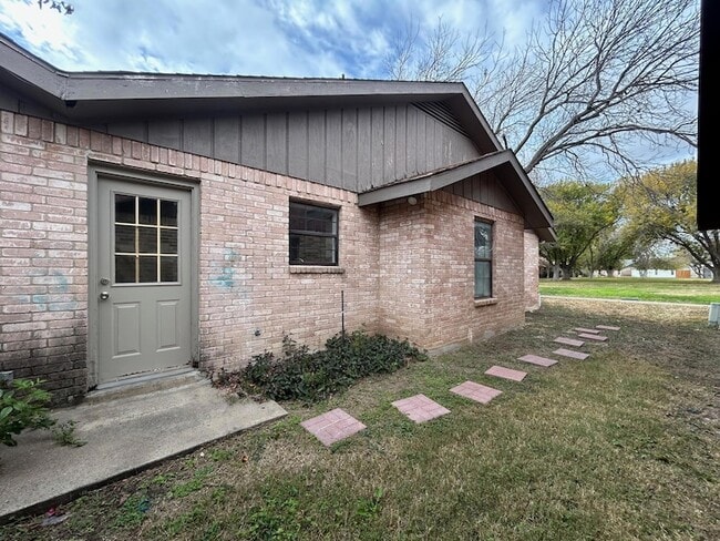 Building Photo - 344 E Dakota