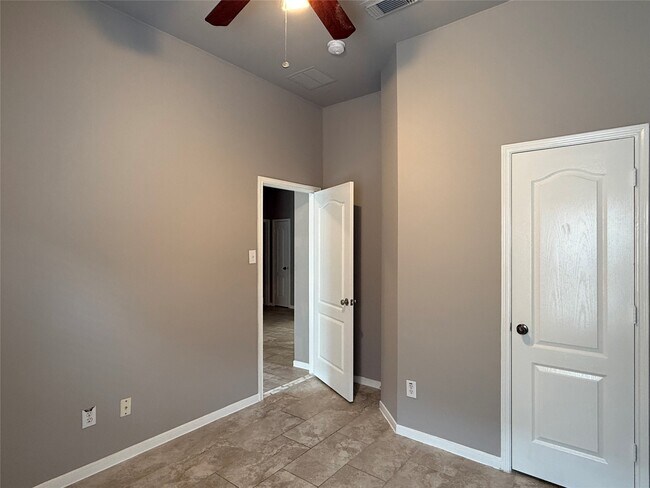 Building Photo - 16126 Saxon Hollow Ln
