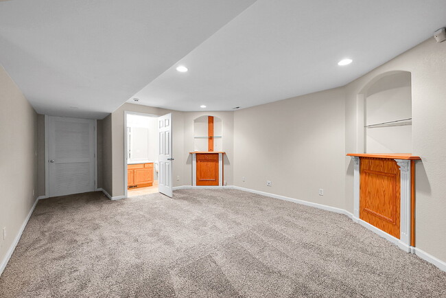 Building Photo - $2,095.00, 3-bed + Bonus room, 2.5 bath, l...