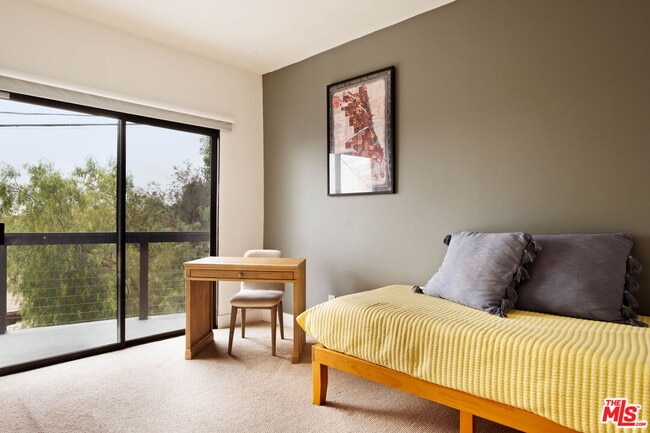 Building Photo - 303 Mavis Dr