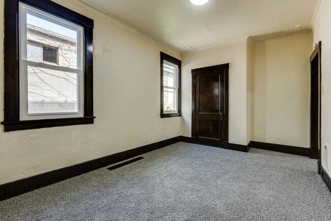 Building Photo - 609 E Warrington Ave