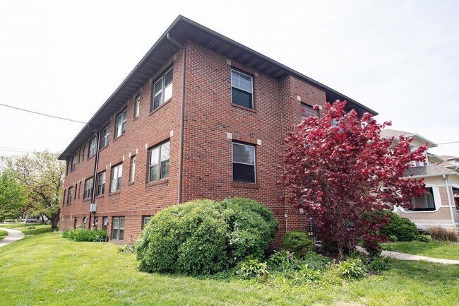 Building Photo - 5819 E Washington St