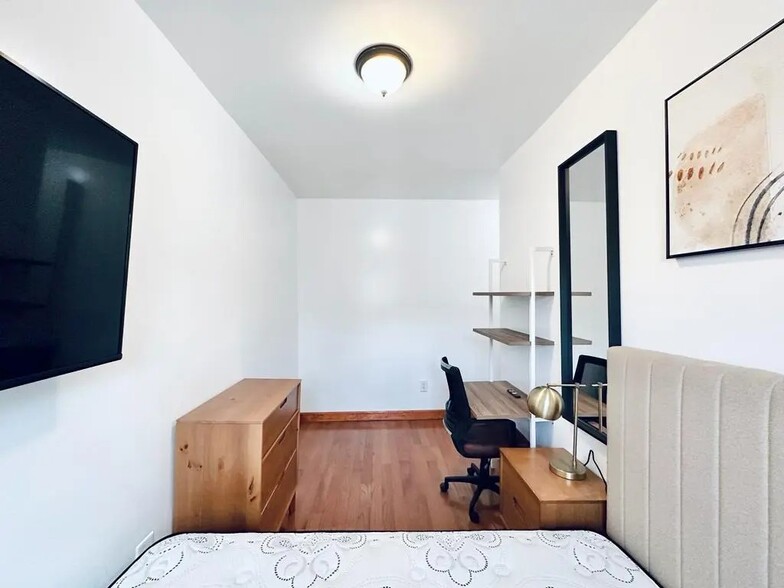 Building Photo - Furnished room/NOT APARTMENT