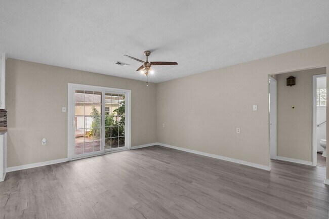 Building Photo - Great 3 Bedroom close to the Beach!