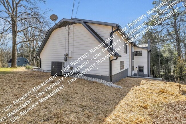 Building Photo - Holiday Special Half off Dec!  Spacious, R...