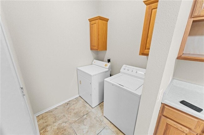 Building Photo - 1552 S Tally Ho Dr