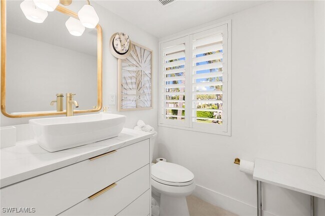 Building Photo - 175 5th Ave S