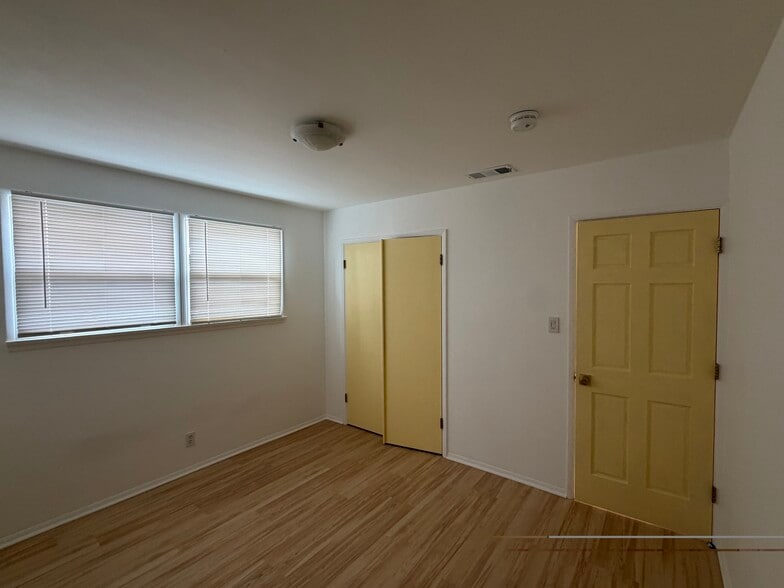11' 3" X 10' X 3" - 701 Indiana Ave