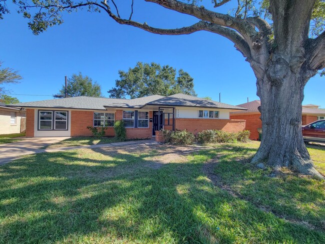 Building Photo - BEAUTIFUL REMODELED BRICK 4 BEDROOCK 2 BAT...