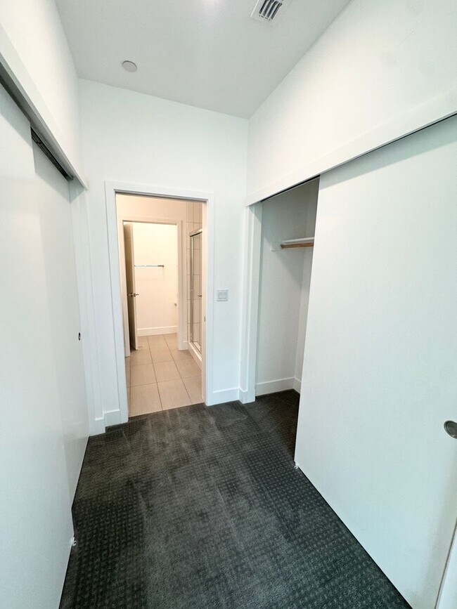 Building Photo - Luxury 3 Bed / 3 Bath Modern Home in Downtown Sacramento – Mansion Flats