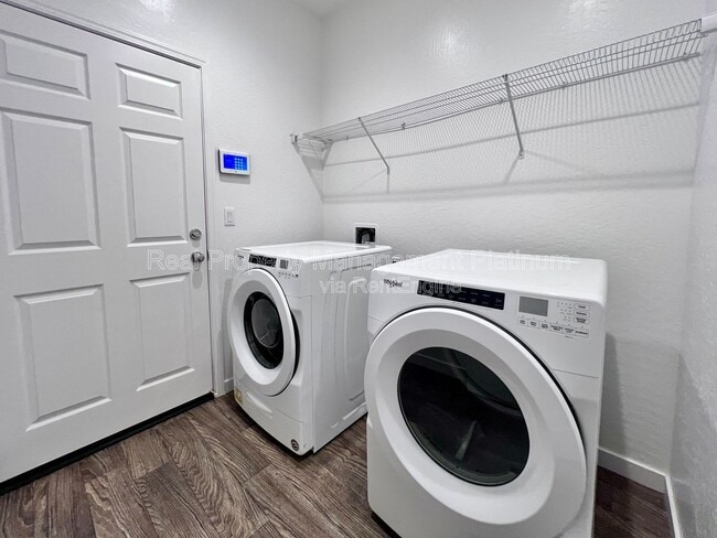 Building Photo - 6692 E Cambridge Ave