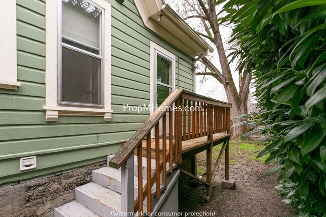 Building Photo - 2725 SE Stark St