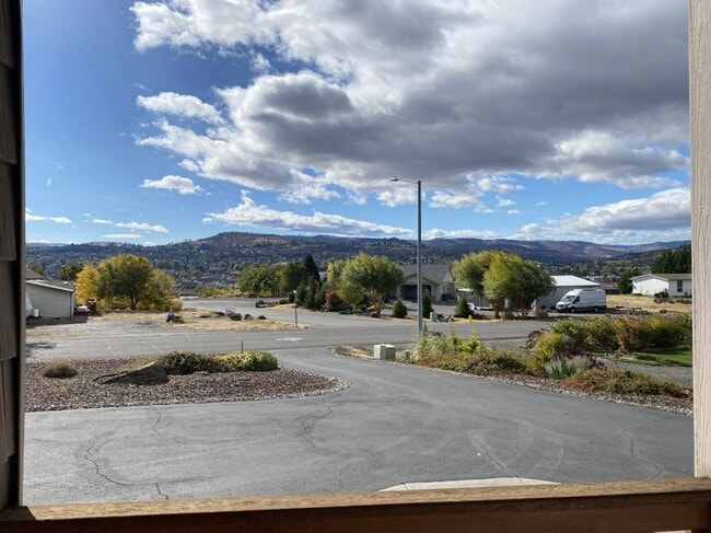 Building Photo - Serene in Dallesport, WA