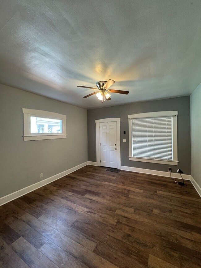 Building Photo - 1318 N Parker Ave