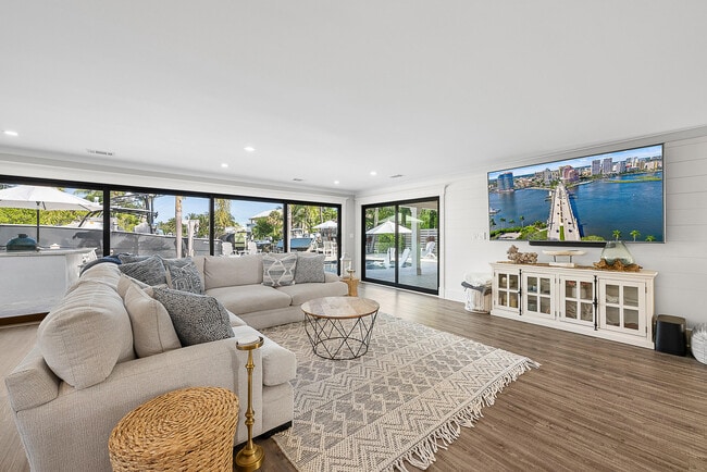 Building Photo - 355 Center St