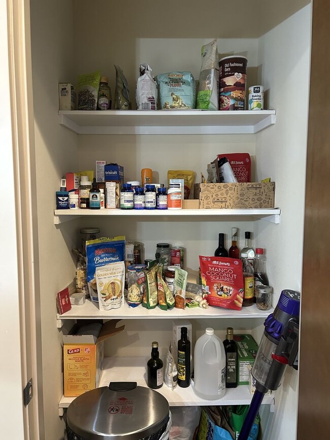 Building Photo - Capitol Hill/Cherry Hill Townhouse