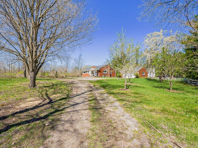 Building Photo - Spacious 3BR Home with Expansive 1-Acre Lot!