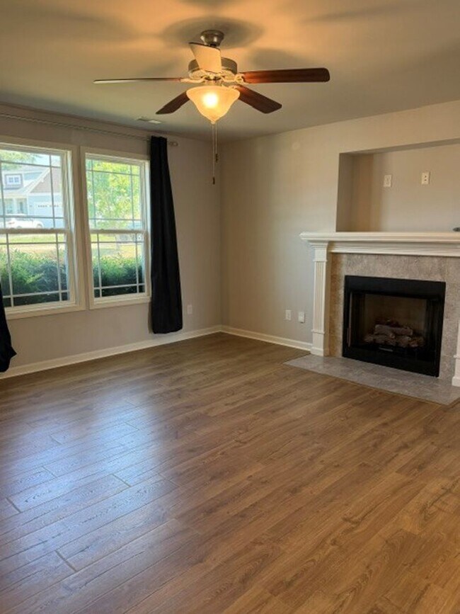 Building Photo - Cute 3 Bedroom Home Nestled in the back of the cul-de-sac