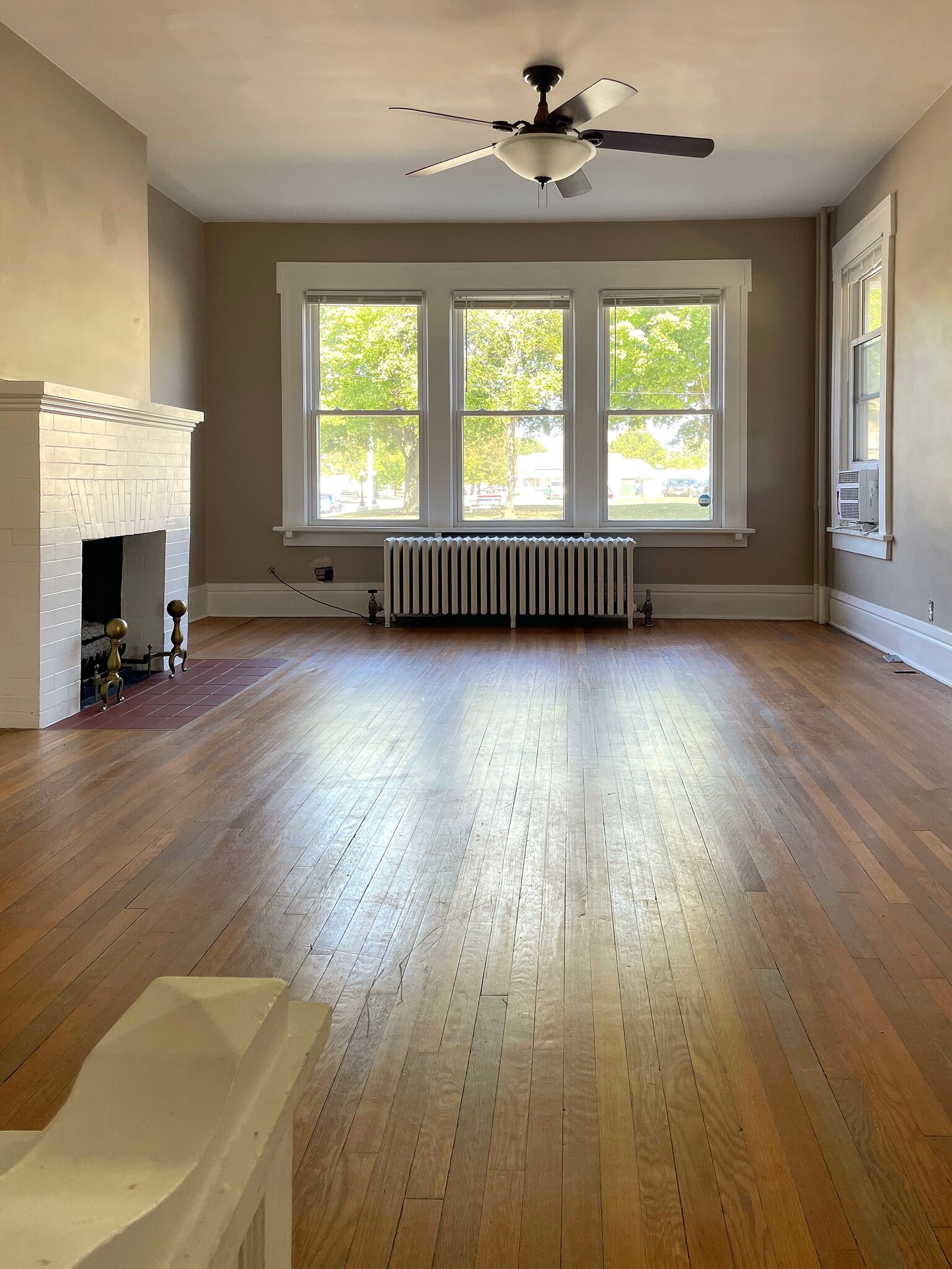 Living room - 329 N North St