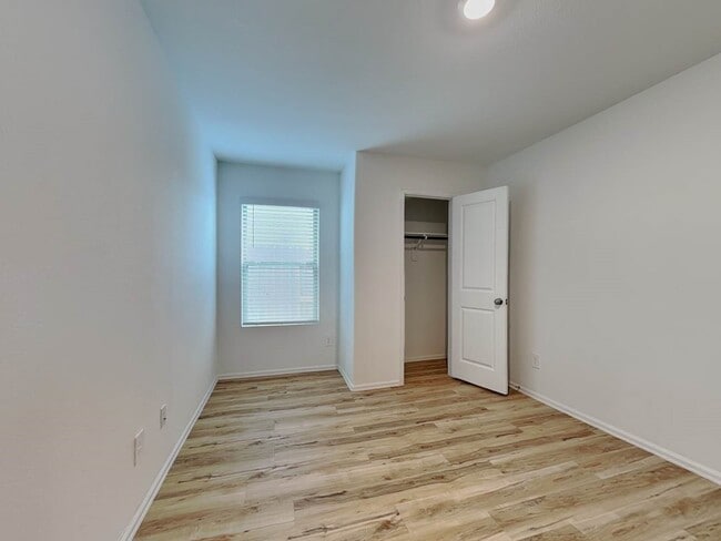 Building Photo - 18714 Mercer Fls Dr