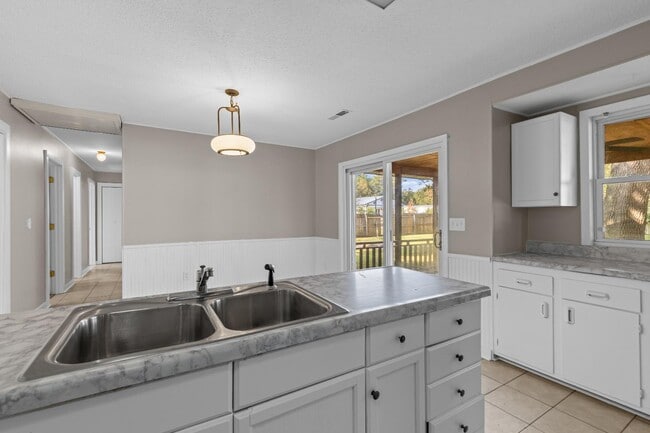 Building Photo - 100 English Rd