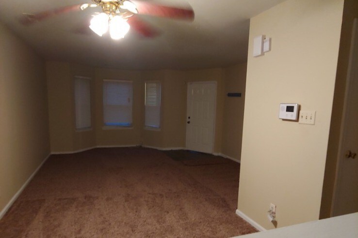 Building Photo - 40 Hopewell Ln