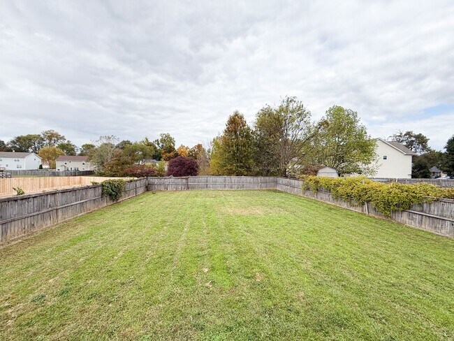 Building Photo - 4 Bedroom 3 Bathroom Home