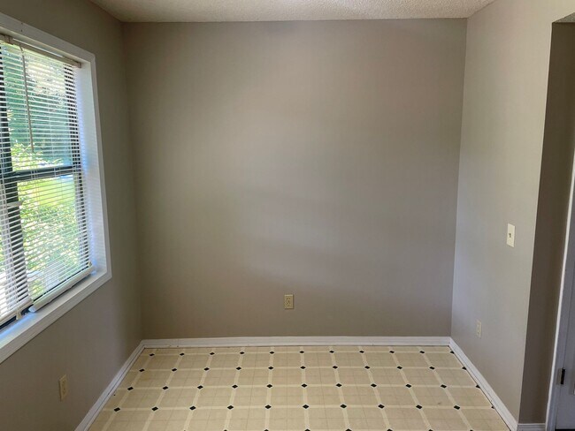 Building Photo - 121/123 Ivie