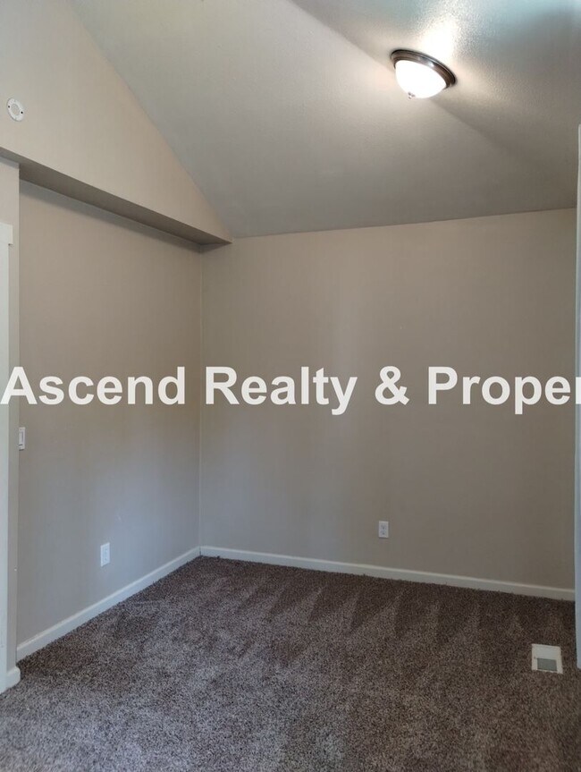 Building Photo - Spacious One Level Open Floor Plan with La...