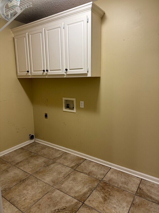 Large laundry room - 3550 Woodland Dr