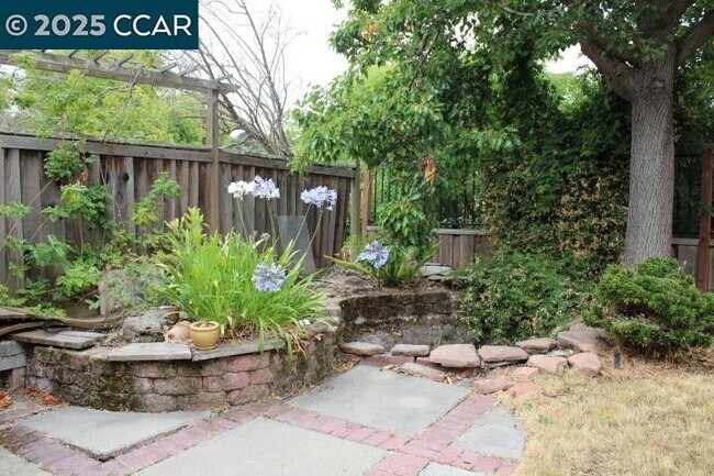 Building Photo - 247 Catalina Dr