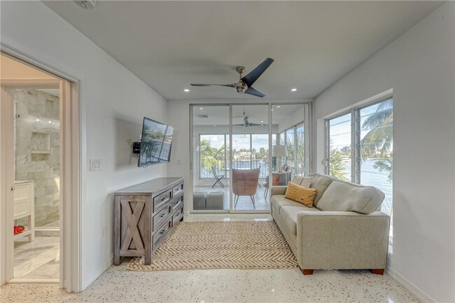 Building Photo - 2717 Yacht Club Blvd