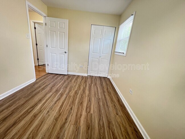 Building Photo - 206 E Center St