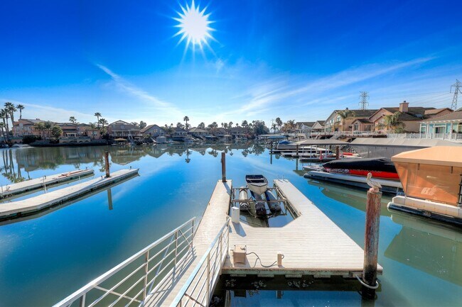 Building Photo - OPEN FLOOR PLAN WITH SIDEYARD PARKING AND ...