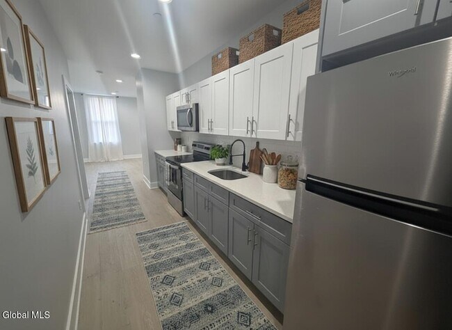 Building Photo - 5 Broadway