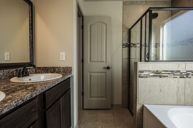Building Photo - Stylish & Spacious Eastside Home with Stunning Modern Kitchen